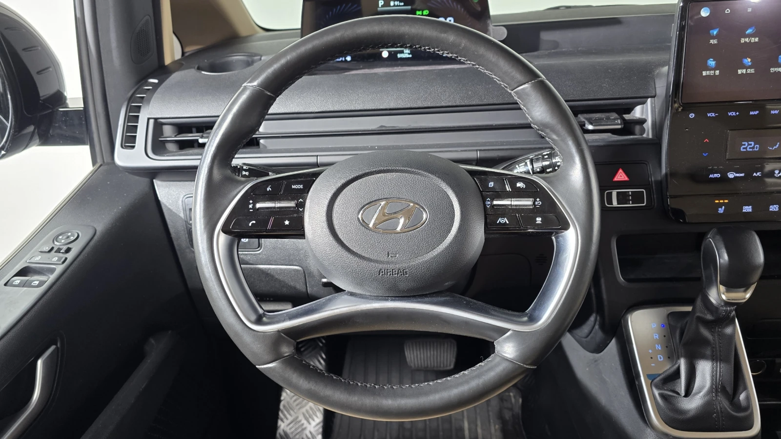 Hyundai Staria Modern* BLIND SPOT* ПОДГРЕВ ВОЛАН* КРАЙНА ЦЕНА, снимка 13 - Автомобили и джипове - 55243860