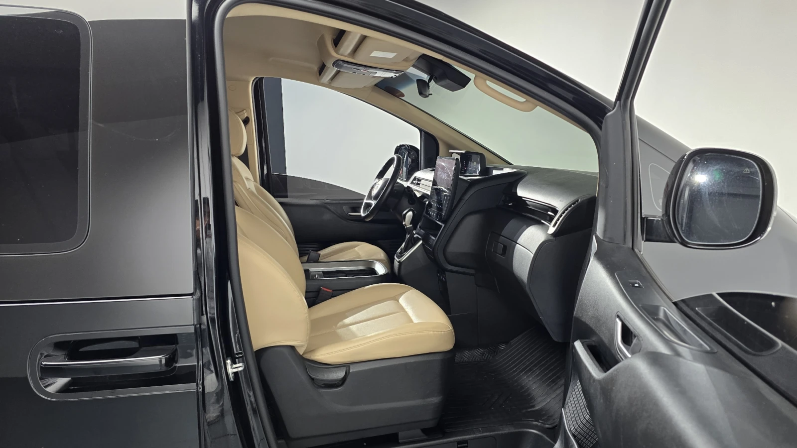 Hyundai Staria Modern* BLIND SPOT* ПОДГРЕВ ВОЛАН* КРАЙНА ЦЕНА, снимка 11 - Автомобили и джипове - 55243860