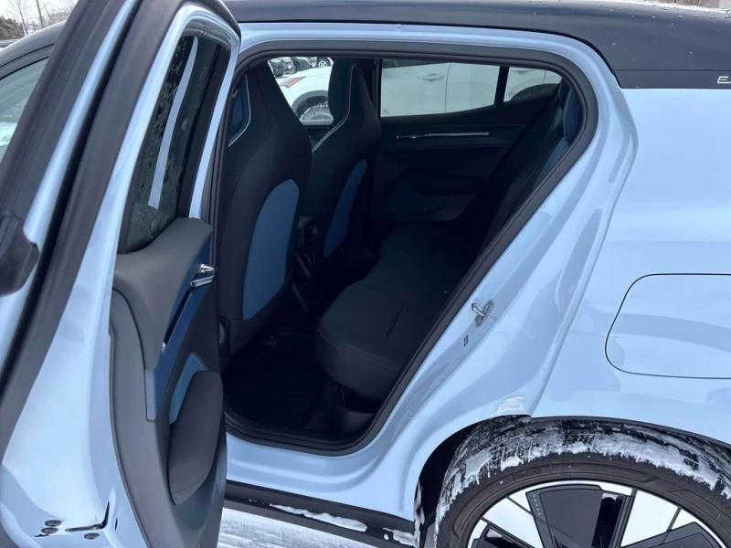 Volvo EX30 Ultra| Sunroof | Heated Seats | Keyless, снимка 8 - Автомобили и джипове - 53369912