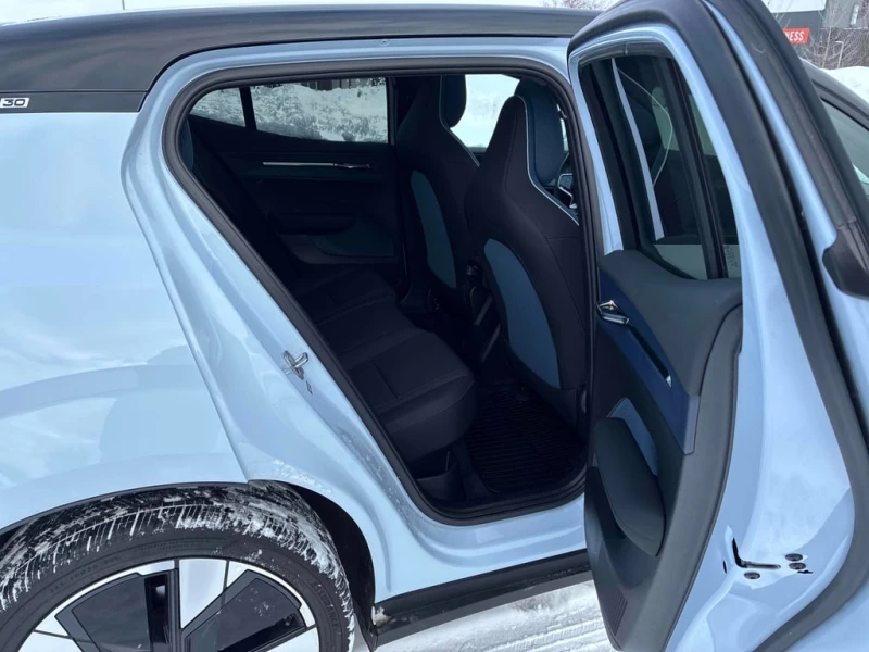 Volvo EX30 Ultra| Sunroof | Heated Seats | Keyless, снимка 14 - Автомобили и джипове - 53369912