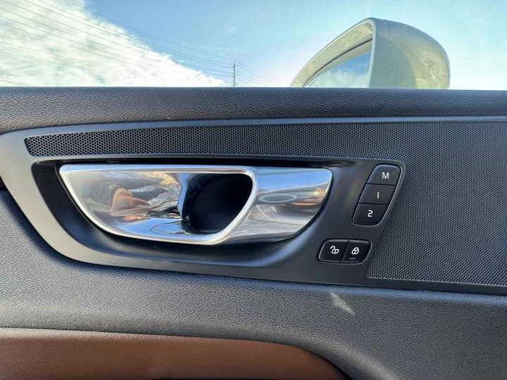 Volvo XC60 NAVI/APPLECARPLAY/PANO SUNROOF/F+ R HEATED SEATS/B, снимка 16 - Автомобили и джипове - 53595375