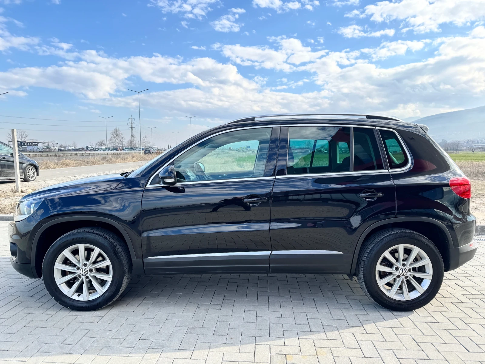 VW Tiguan 2.0 TDI 4MOTION / AVTOMAT / NAVI / PARKTRONIC  - изображение 4