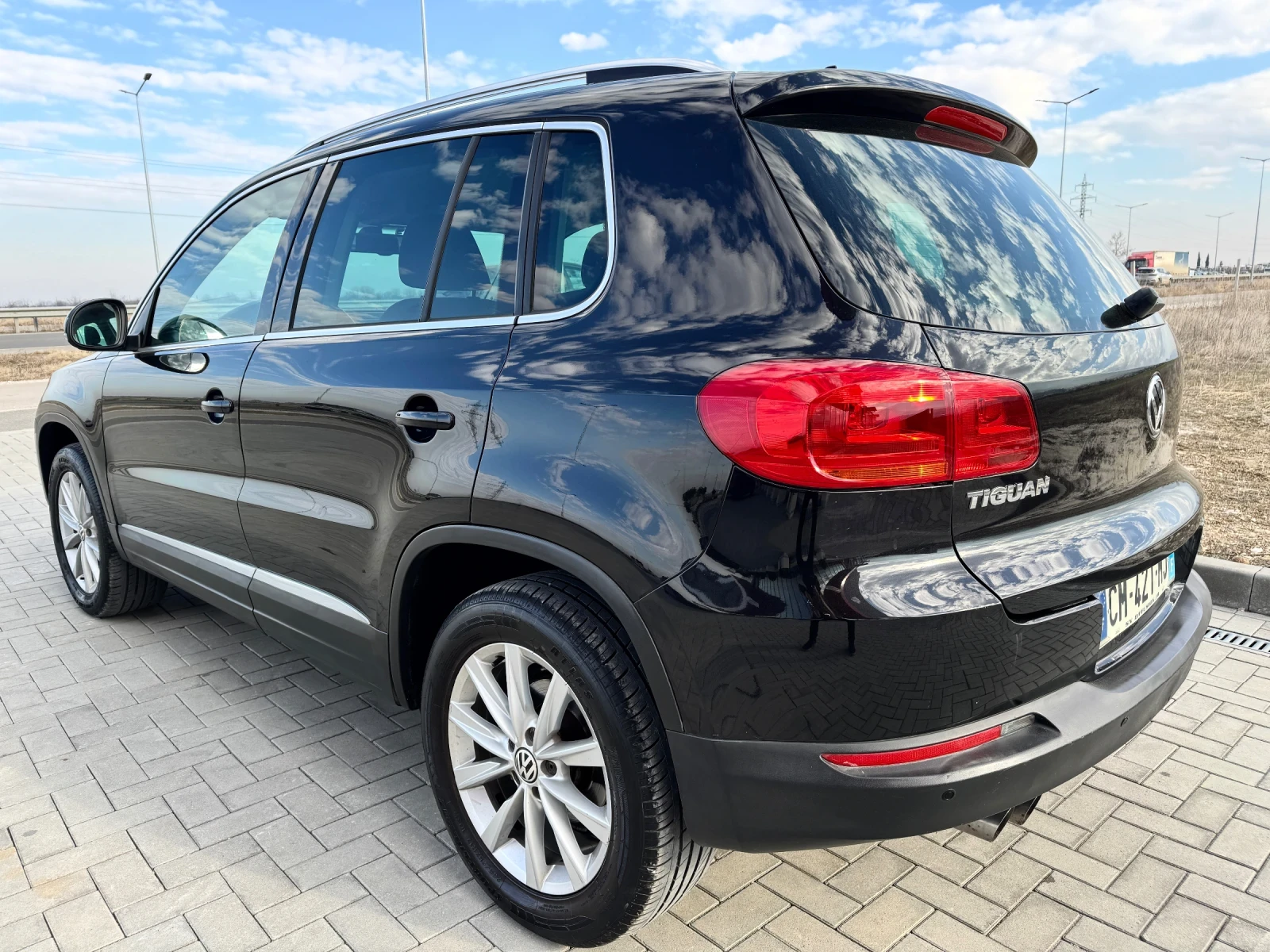 VW Tiguan 2.0 TDI 4MOTION / AVTOMAT / NAVI / PARKTRONIC  - изображение 6