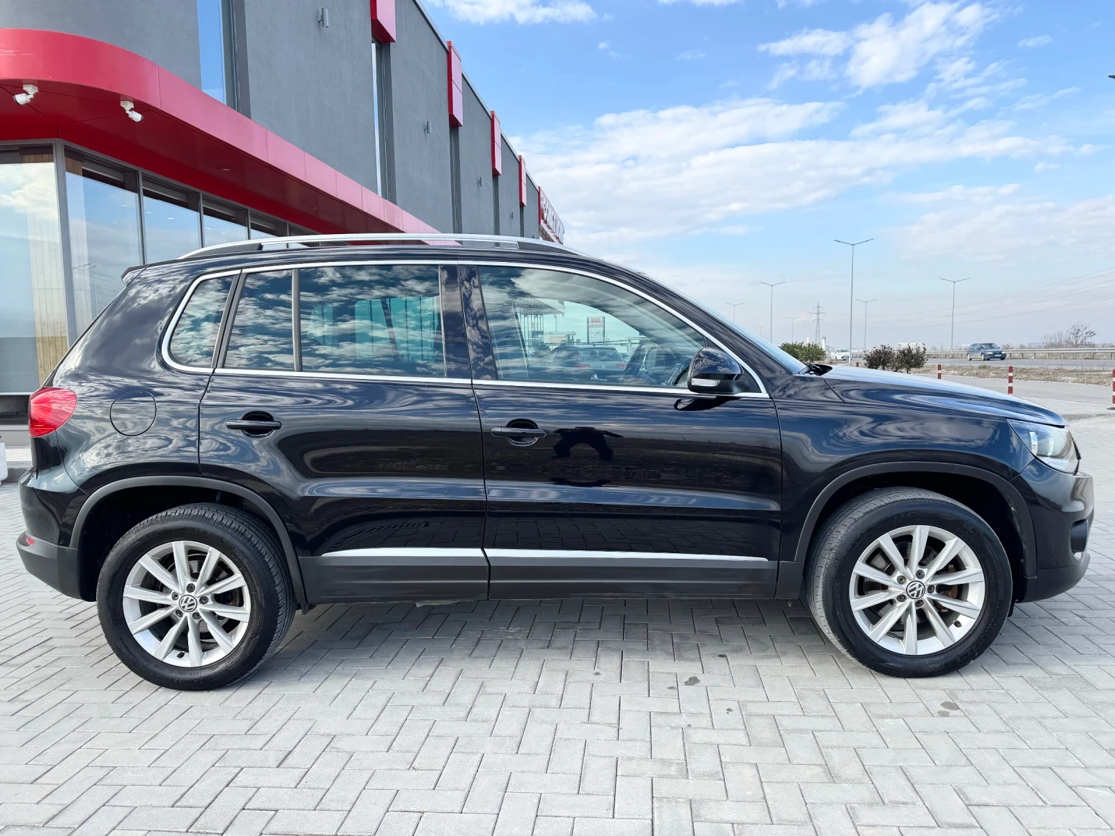 VW Tiguan 2.0 TDI 4MOTION / AVTOMAT / NAVI / PARKTRONIC  - изображение 5