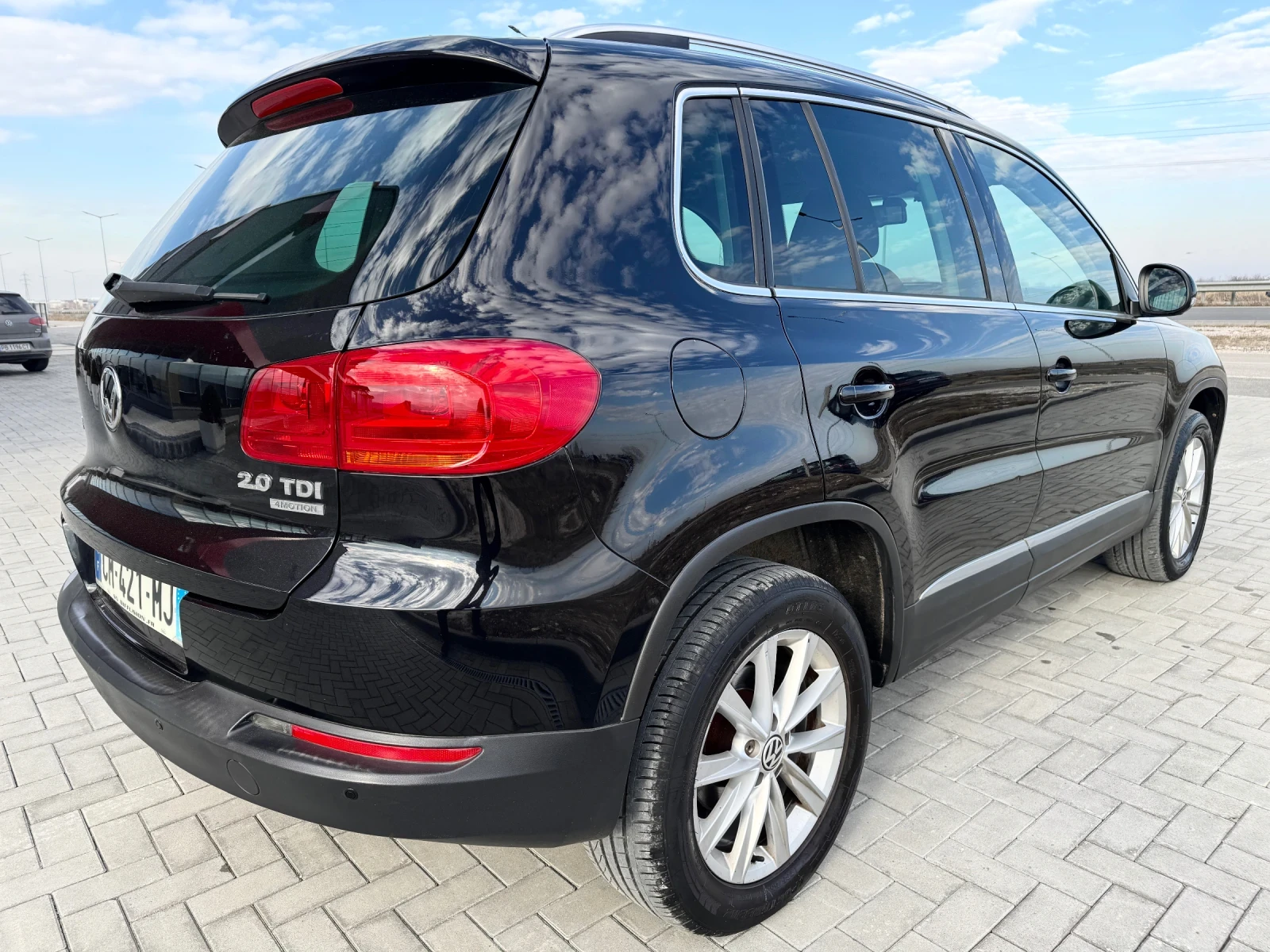 VW Tiguan 2.0 TDI 4MOTION / AVTOMAT / NAVI / PARKTRONIC  - изображение 8