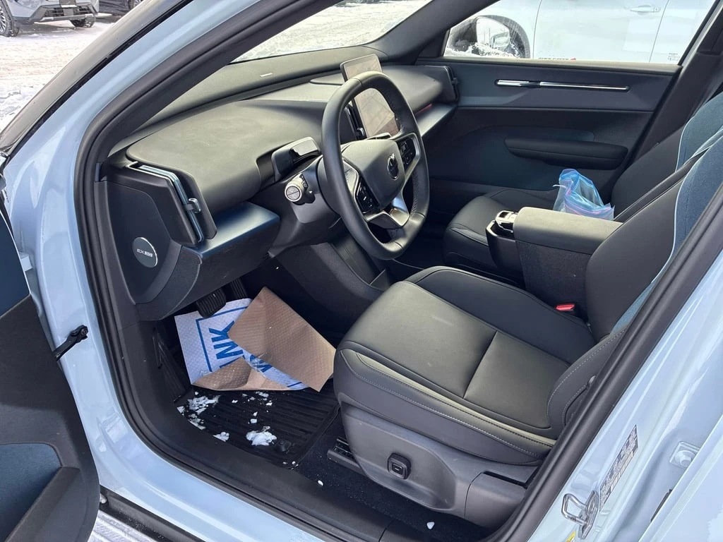 Volvo EX30 Ultra| Sunroof | Heated Seats | Keyless - изображение 6