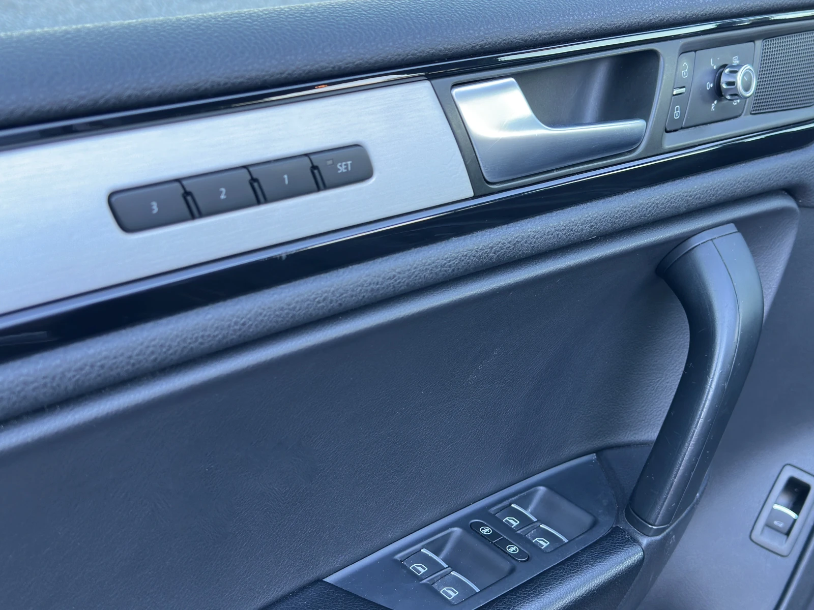 VW Touareg 3.0TDi Navi Кожа Подгрев, снимка 12 - Автомобили и джипове - 54542068