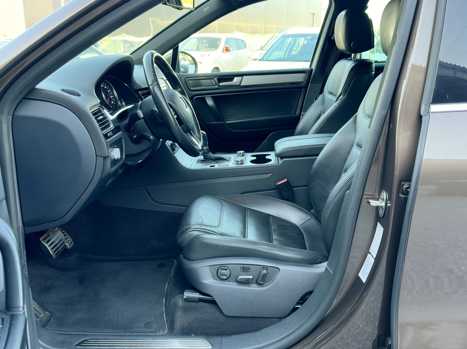 VW Touareg 3.0TDi Navi Кожа Подгрев, снимка 5 - Автомобили и джипове - 54542068
