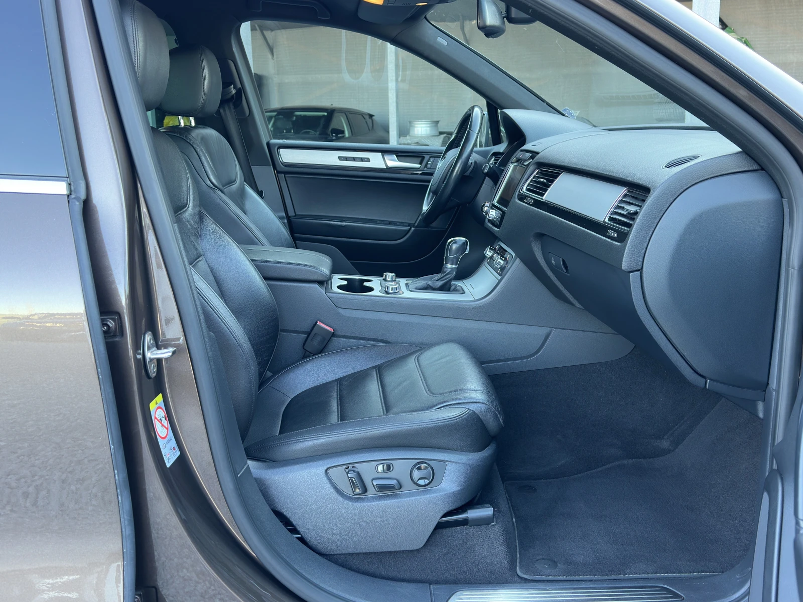 VW Touareg 3.0TDi Navi Кожа Подгрев, снимка 13 - Автомобили и джипове - 54542068