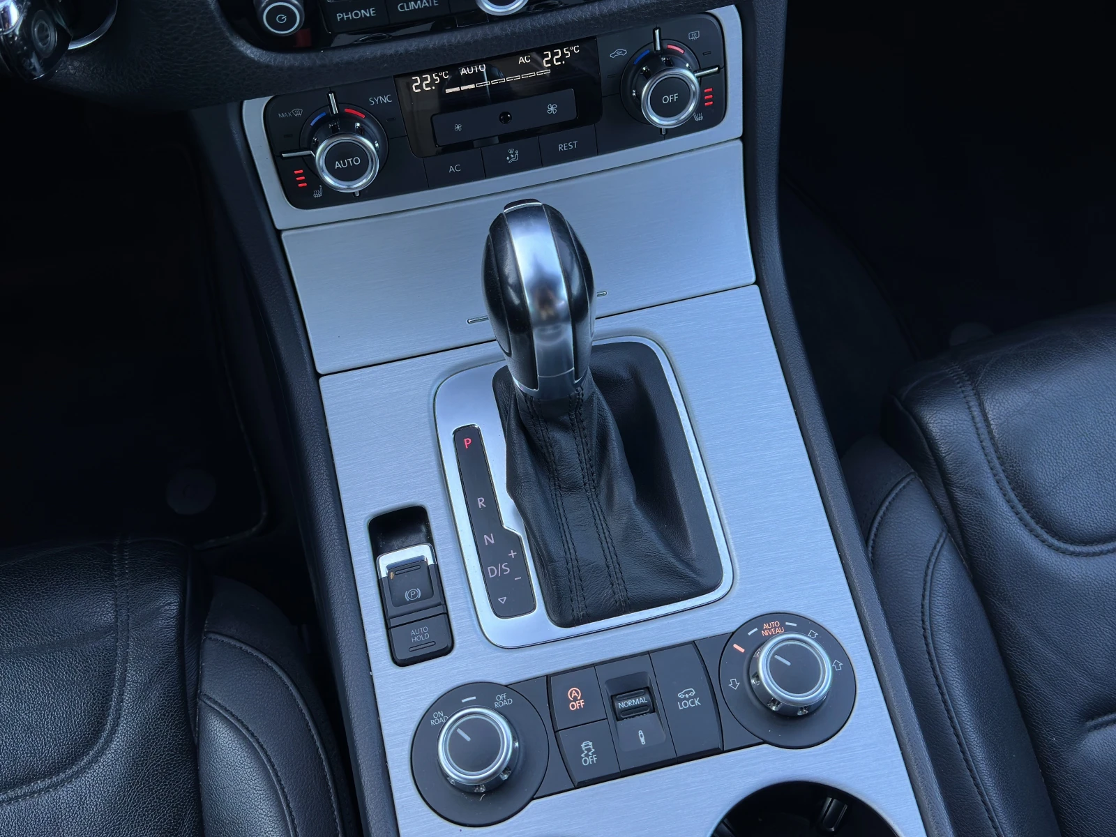 VW Touareg 3.0TDi Navi Кожа Подгрев, снимка 11 - Автомобили и джипове - 54542068