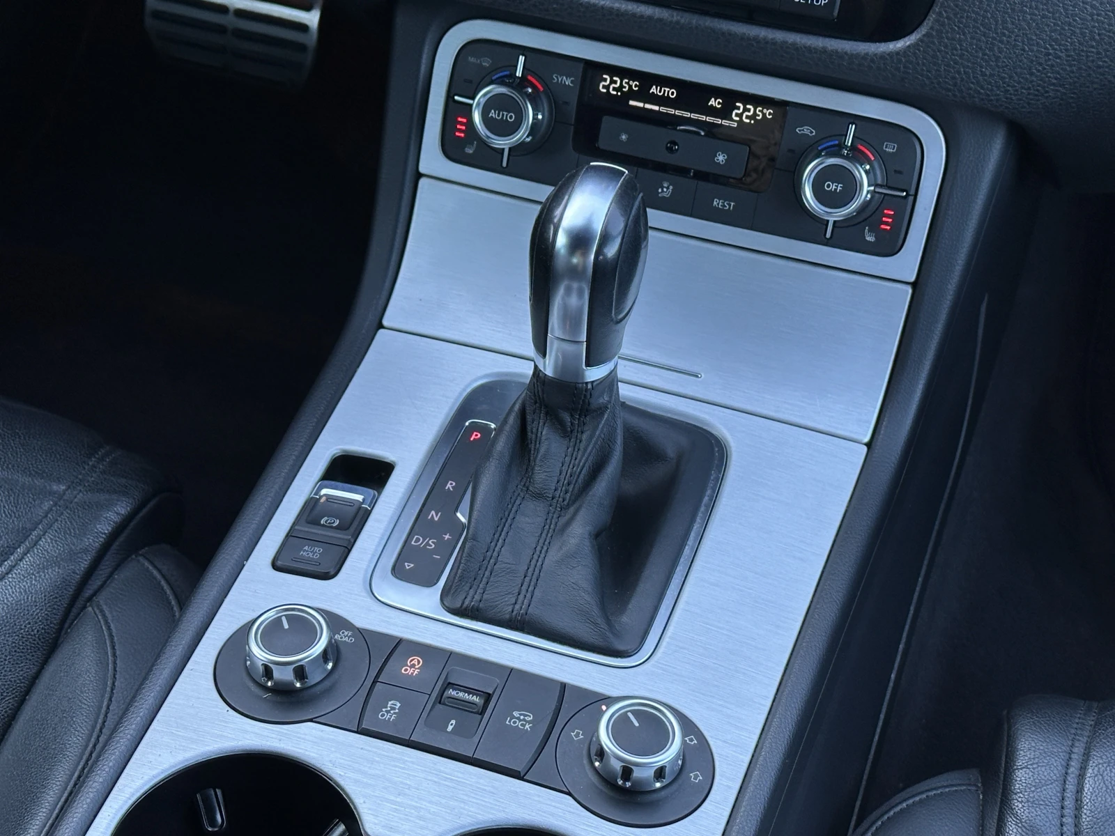VW Touareg 3.0TDi Navi Кожа Подгрев, снимка 10 - Автомобили и джипове - 54542068