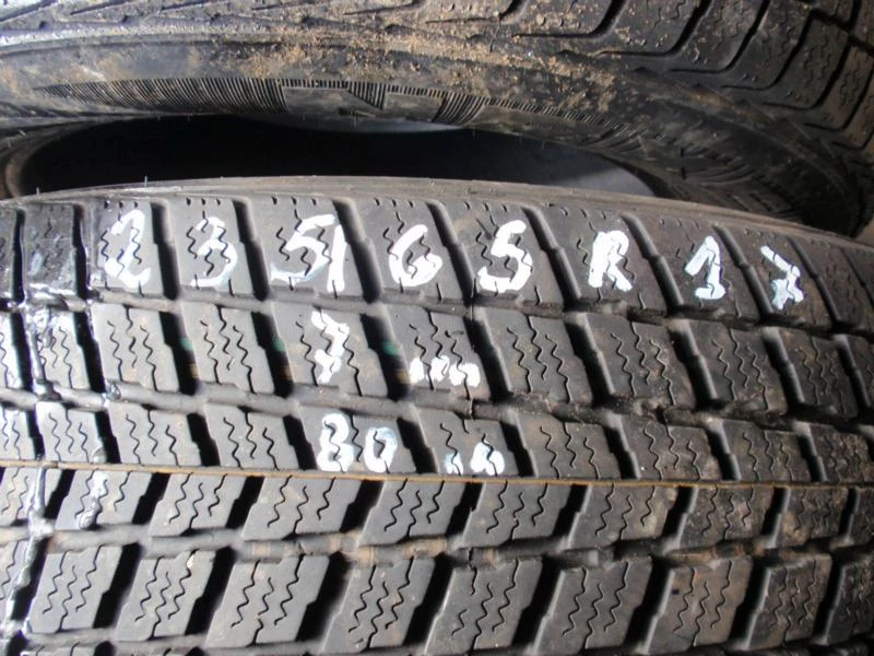 Гуми Всесезонни 235/65R17, снимка 1 - Гуми и джанти - 6288506