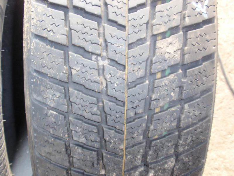 Гуми Всесезонни 235/65R17, снимка 3 - Гуми и джанти - 6288506