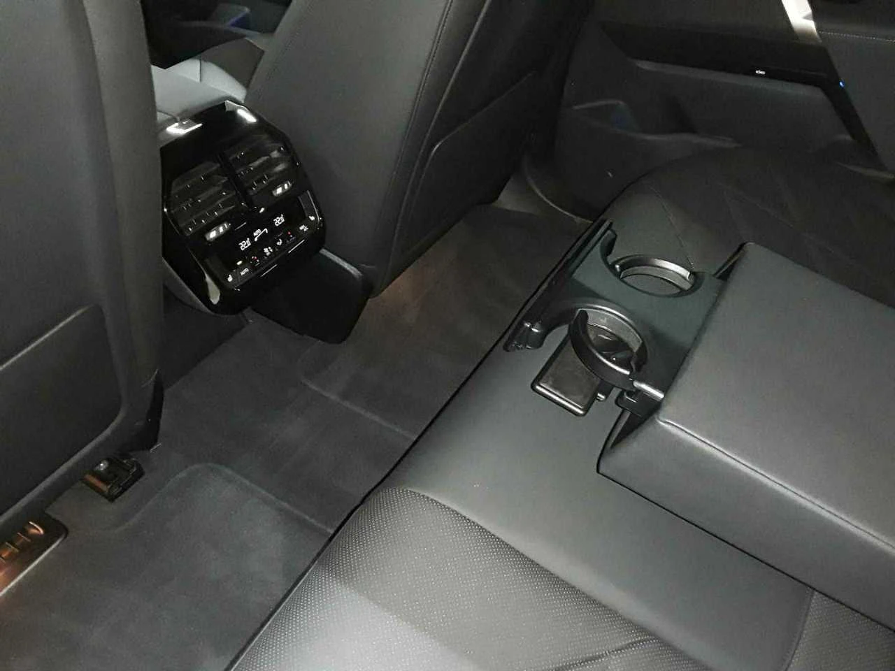 BMW iX 50 523 hp, снимка 11 - Автомобили и джипове - 54110038