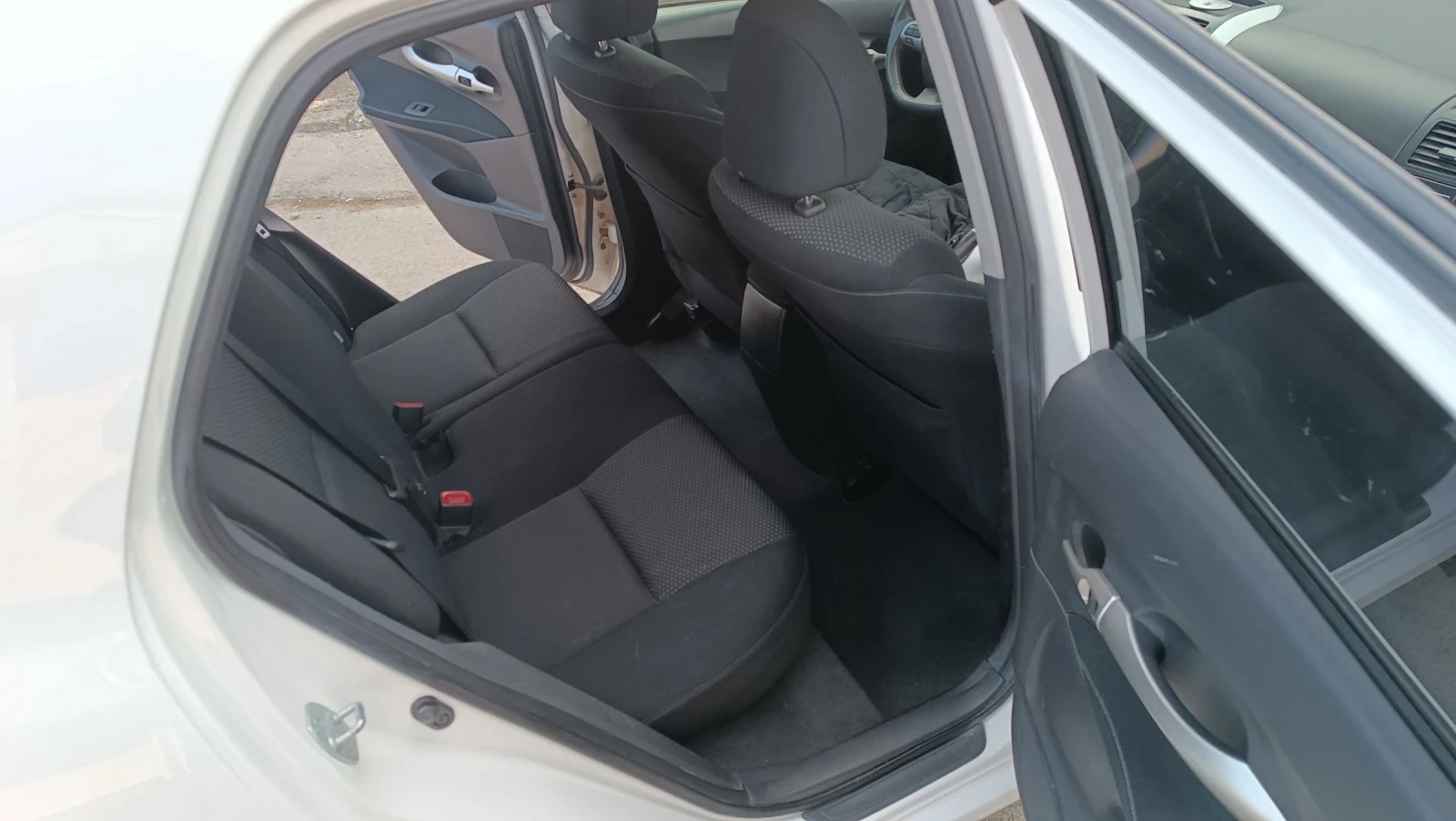 Toyota Auris 1.6-132к.с. Перфектен автомобил , снимка 13 - Автомобили и джипове - 54337314