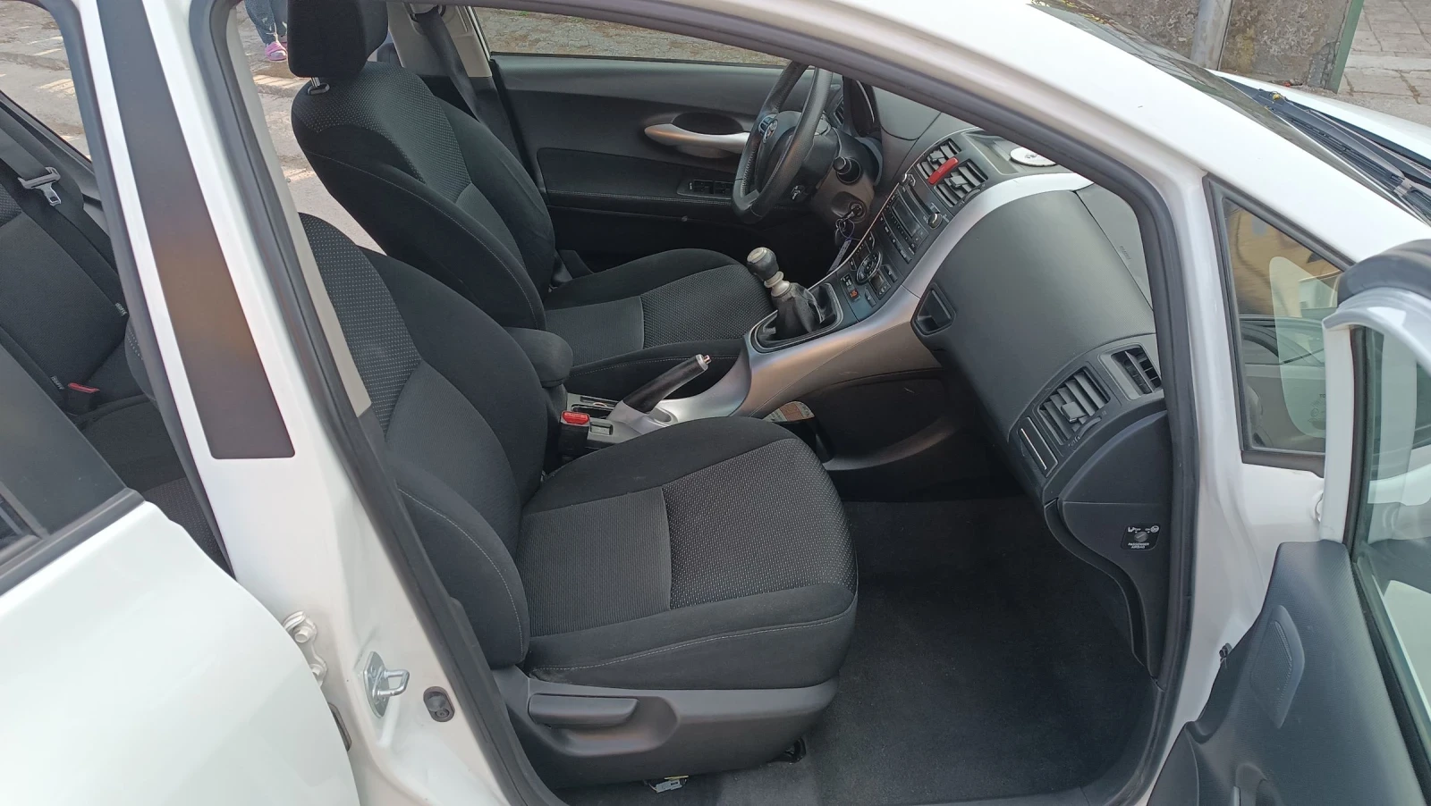 Toyota Auris 1.6-132к.с. Перфектен автомобил , снимка 12 - Автомобили и джипове - 54337314