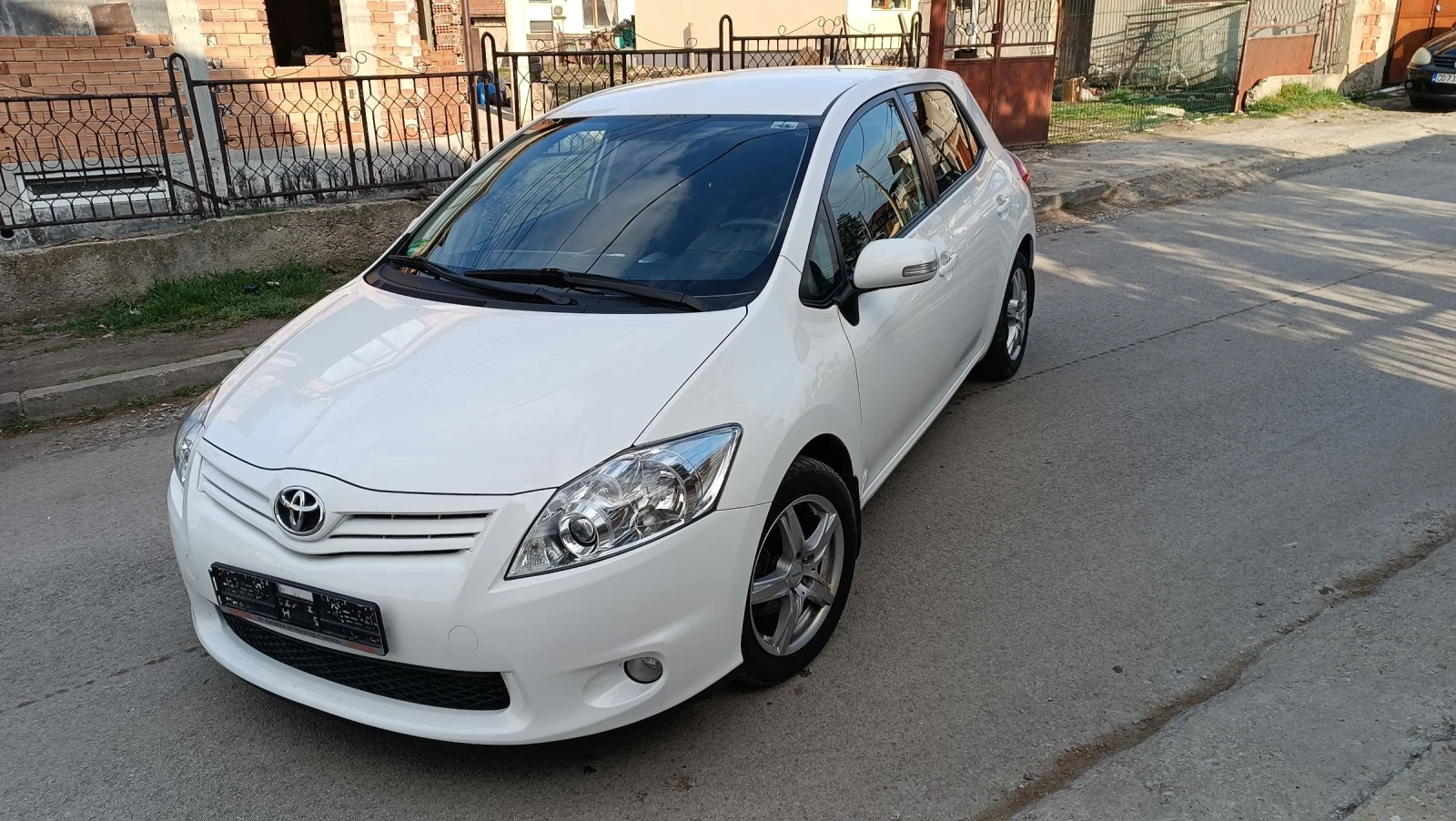 Toyota Auris 1.6-132к.с. Перфектен автомобил , снимка 9 - Автомобили и джипове - 54337314