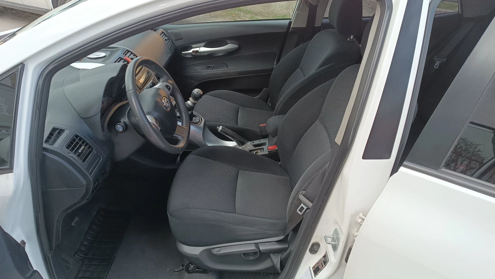 Toyota Auris 1.6-132к.с. Перфектен автомобил , снимка 15 - Автомобили и джипове - 54337314