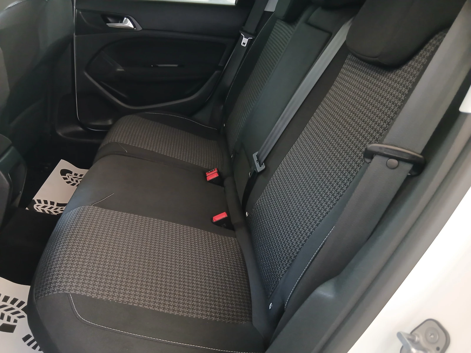 Peugeot 308 1.5 Blue-HDi Active, снимка 14 - Автомобили и джипове - 55835778
