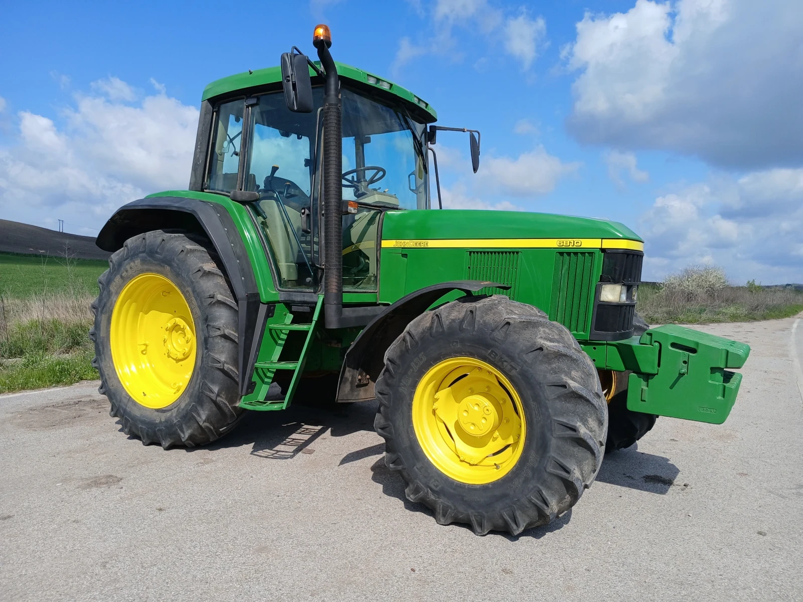 Трактор John Deere 6810