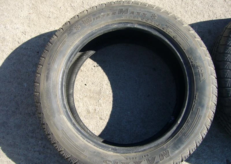 Гуми Зимни 205/55R16, снимка 1 - Гуми и джанти - 14701046