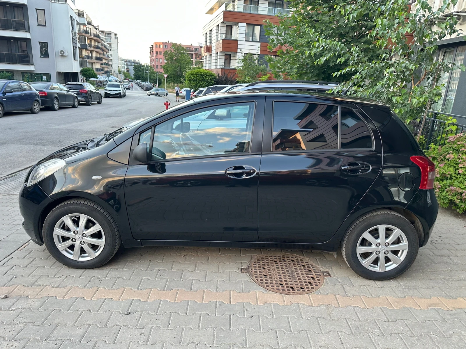 Toyota Yaris 1.3 Автоматик, снимка 14 - Автомобили и джипове - 54962880