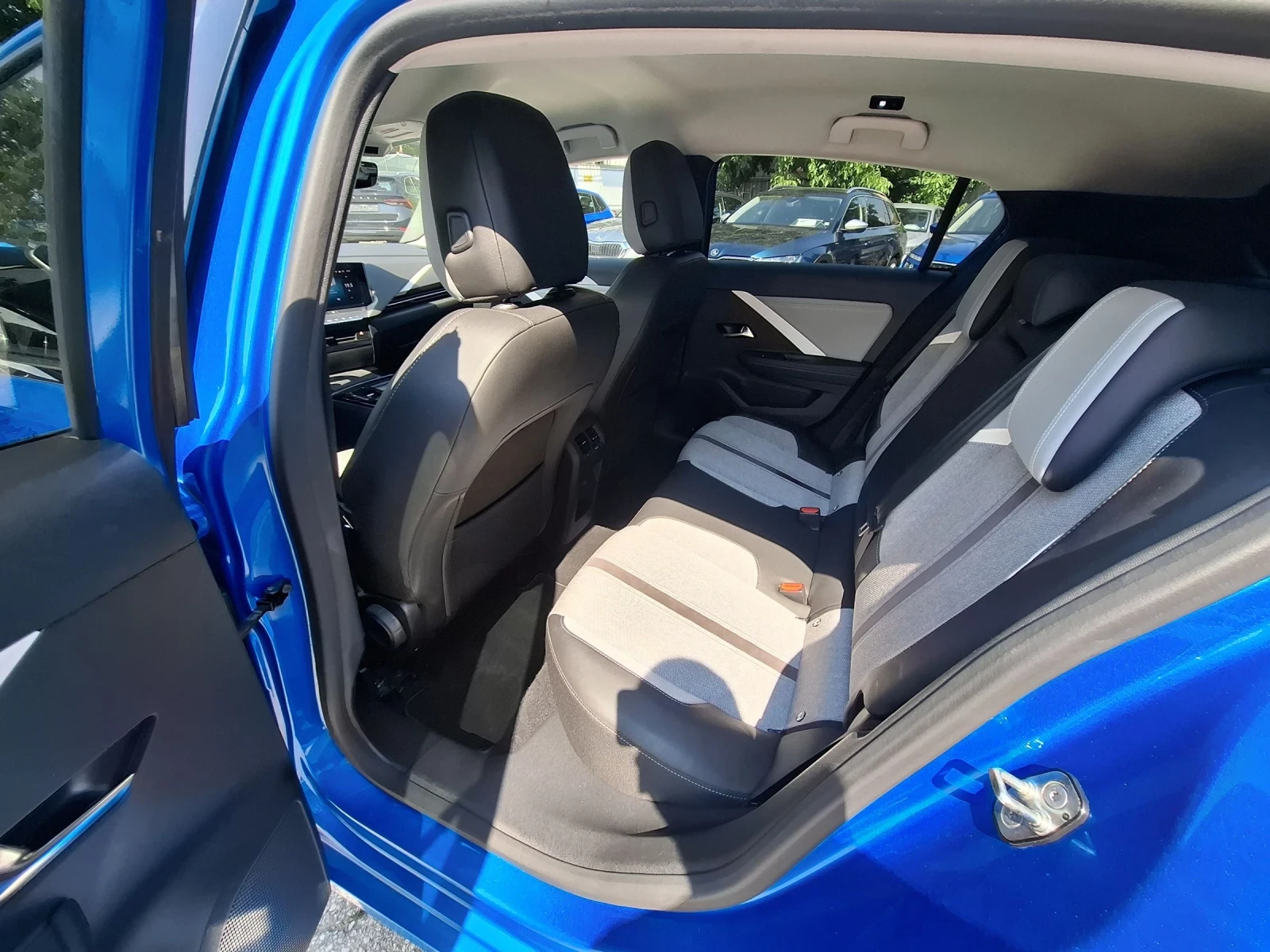 Opel Astra 1.2 I, снимка 10 - Автомобили и джипове - 55222742