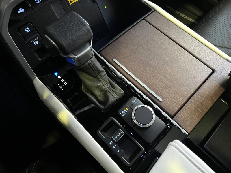 Toyota Sequoia 3.5 HYBRID/CAPSTONE/JBL/HEAD UP/PANO/360/7-МЕСТЕН/, снимка 12 - Автомобили и джипове - 52929639