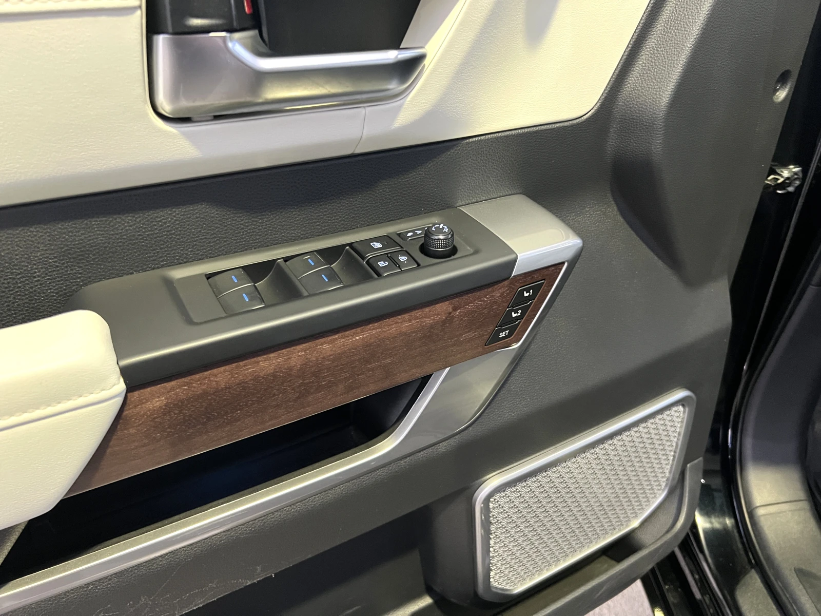 Toyota Sequoia 3.5 HYBRID/CAPSTONE/JBL/HEAD UP/PANO/360/7-МЕСТЕН/ - изображение 7