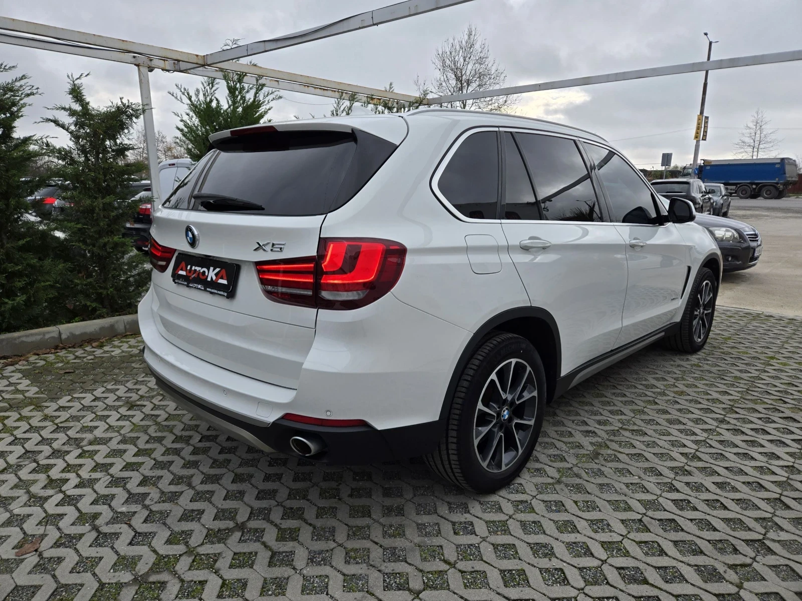 BMW X5 3.0D-258кс/HUD/DIGITAL/H&K/360/PANO/KEYLESS - изображение 3