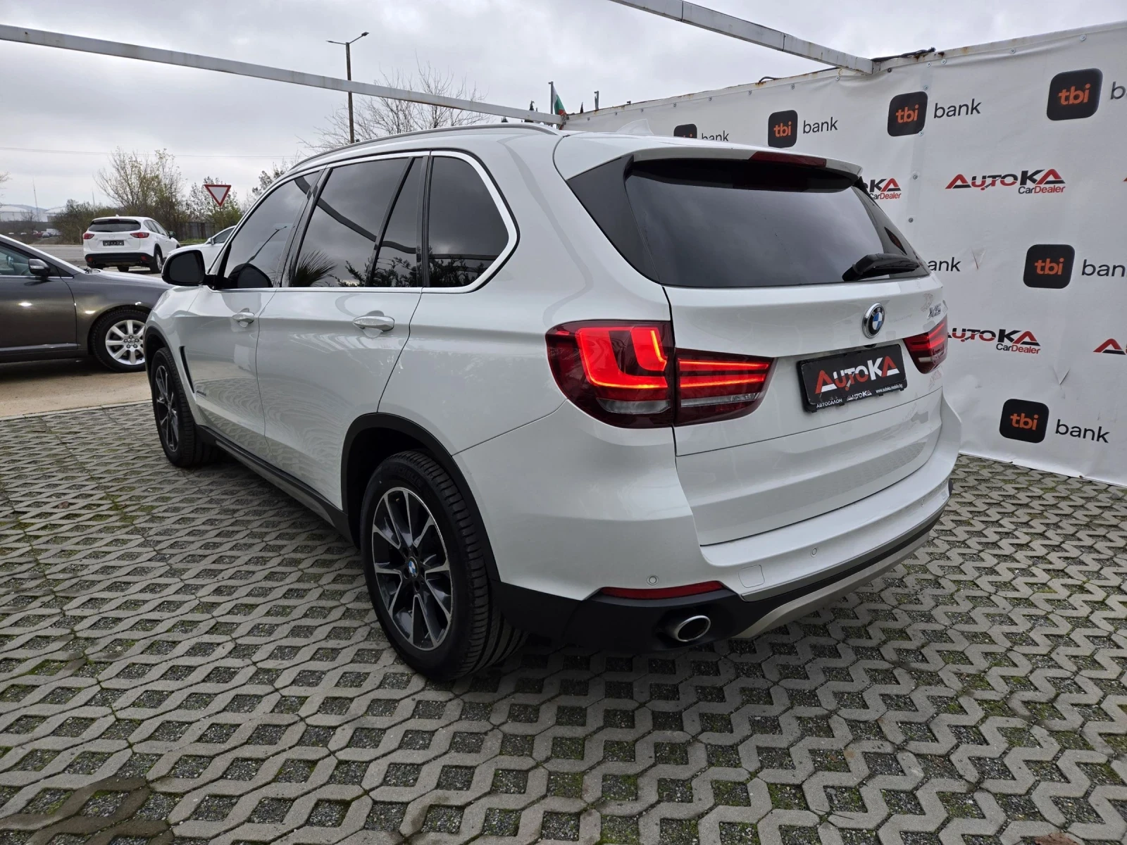 BMW X5 3.0D-258кс/HUD/DIGITAL/H&K/360/PANO/KEYLESS - изображение 5