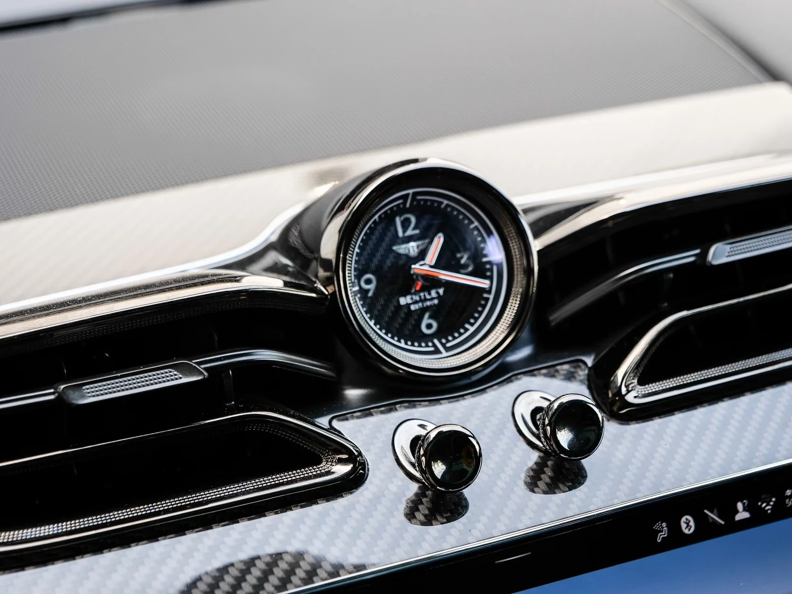 Bentley Bentayga V8 SPEED CARBON KERAMIK AKRAPOVIC NAIM TV, снимка 10 - Автомобили и джипове - 55891516