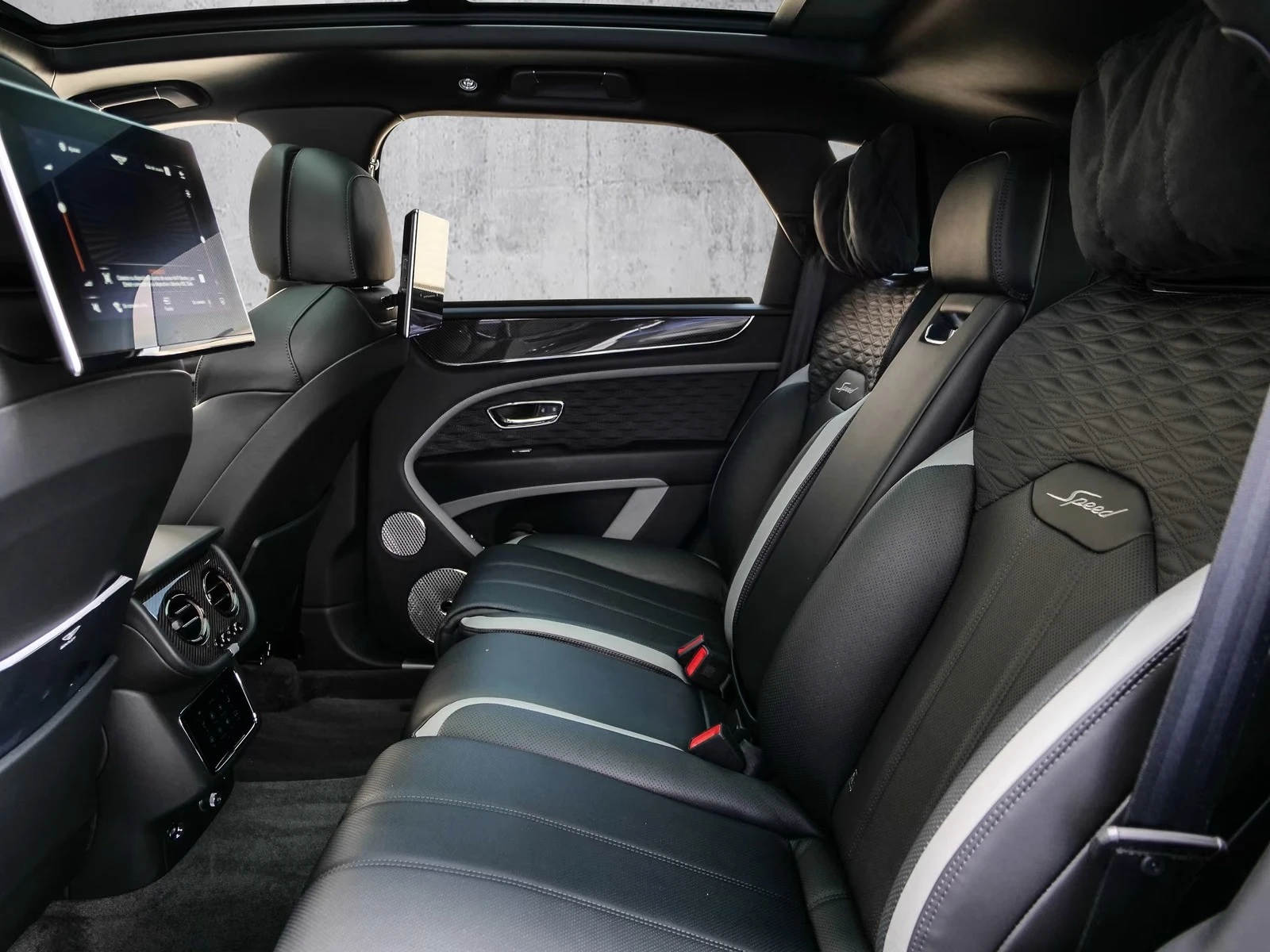 Bentley Bentayga V8 SPEED CARBON KERAMIK AKRAPOVIC NAIM TV, снимка 16 - Автомобили и джипове - 55891516