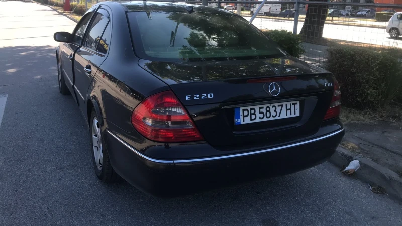 Mercedes-Benz E 220, снимка 3 - Автомобили и джипове - 48382057