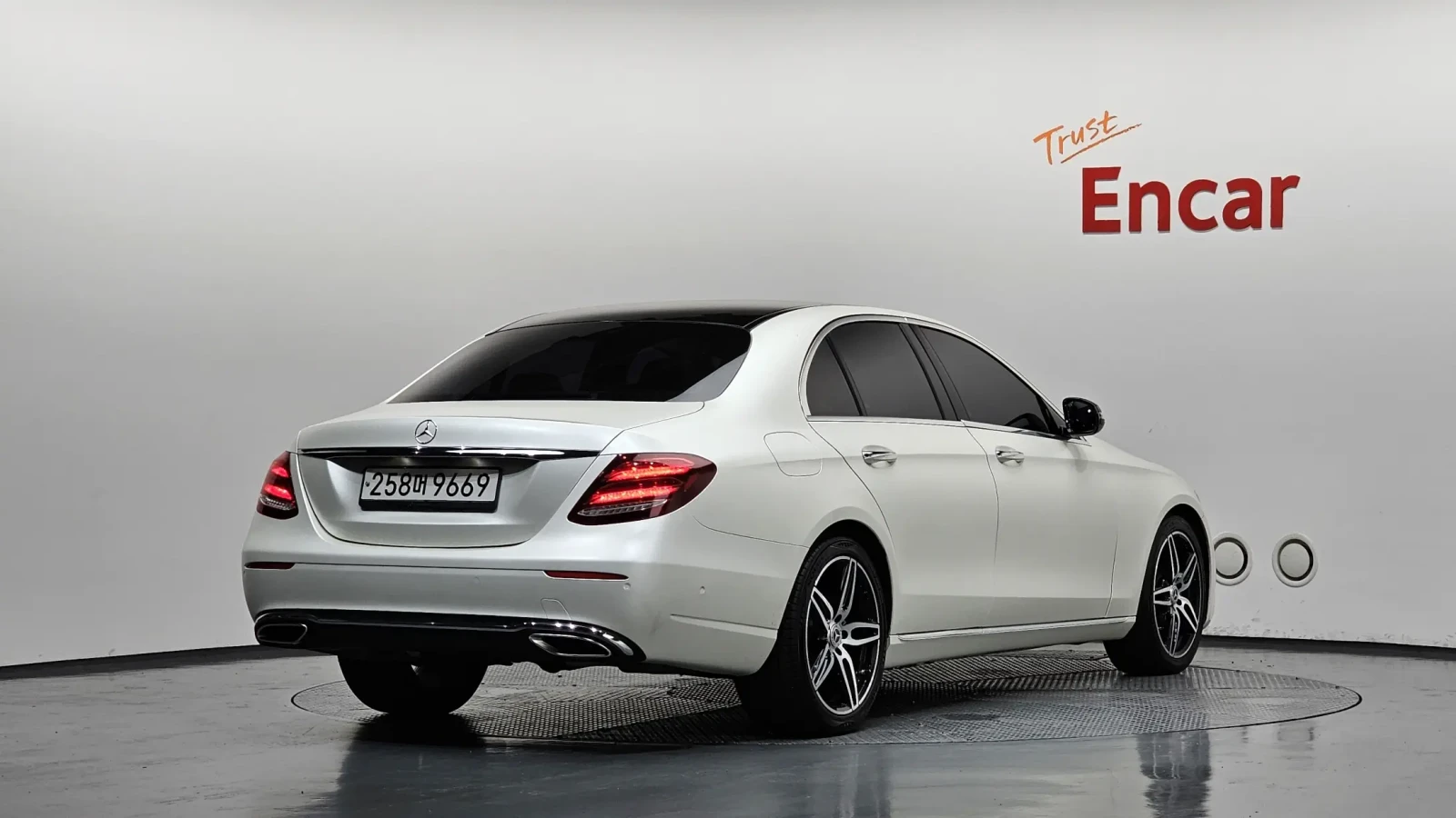 Mercedes-Benz E 200 AMG LINE/HEAD UP/PANORAMA/360CAM/CARBON/, снимка 2 - Автомобили и джипове - 55219880