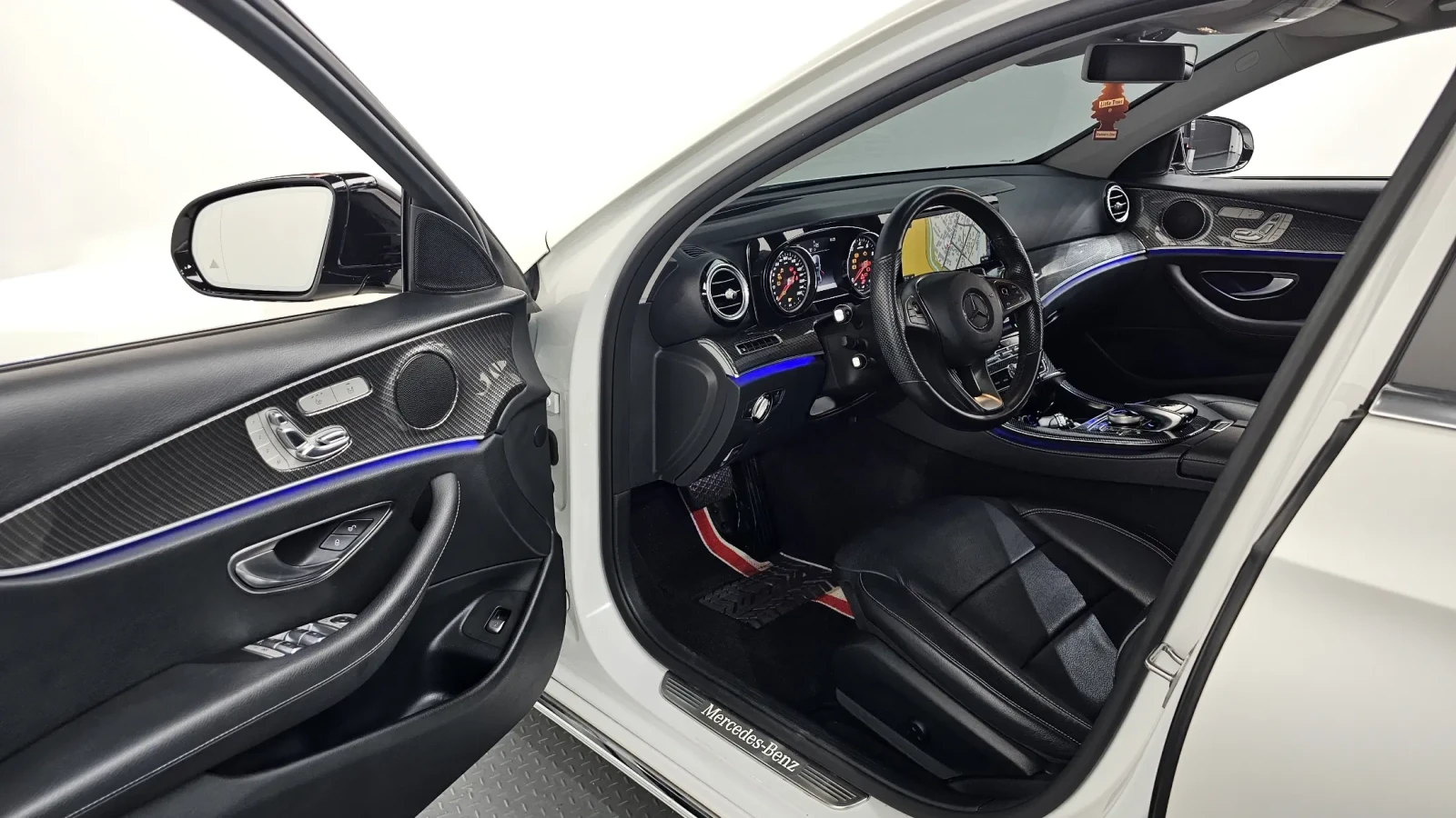 Mercedes-Benz E 200 AMG LINE/HEAD UP/PANORAMA/360CAM/CARBON/, снимка 9 - Автомобили и джипове - 55219880