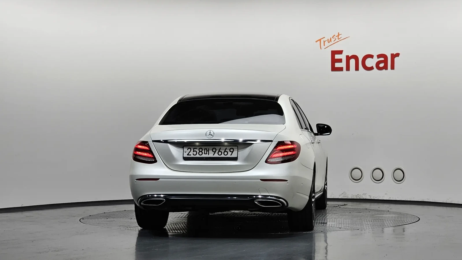 Mercedes-Benz E 200 AMG LINE/HEAD UP/PANORAMA/360CAM/CARBON/, снимка 4 - Автомобили и джипове - 55219880