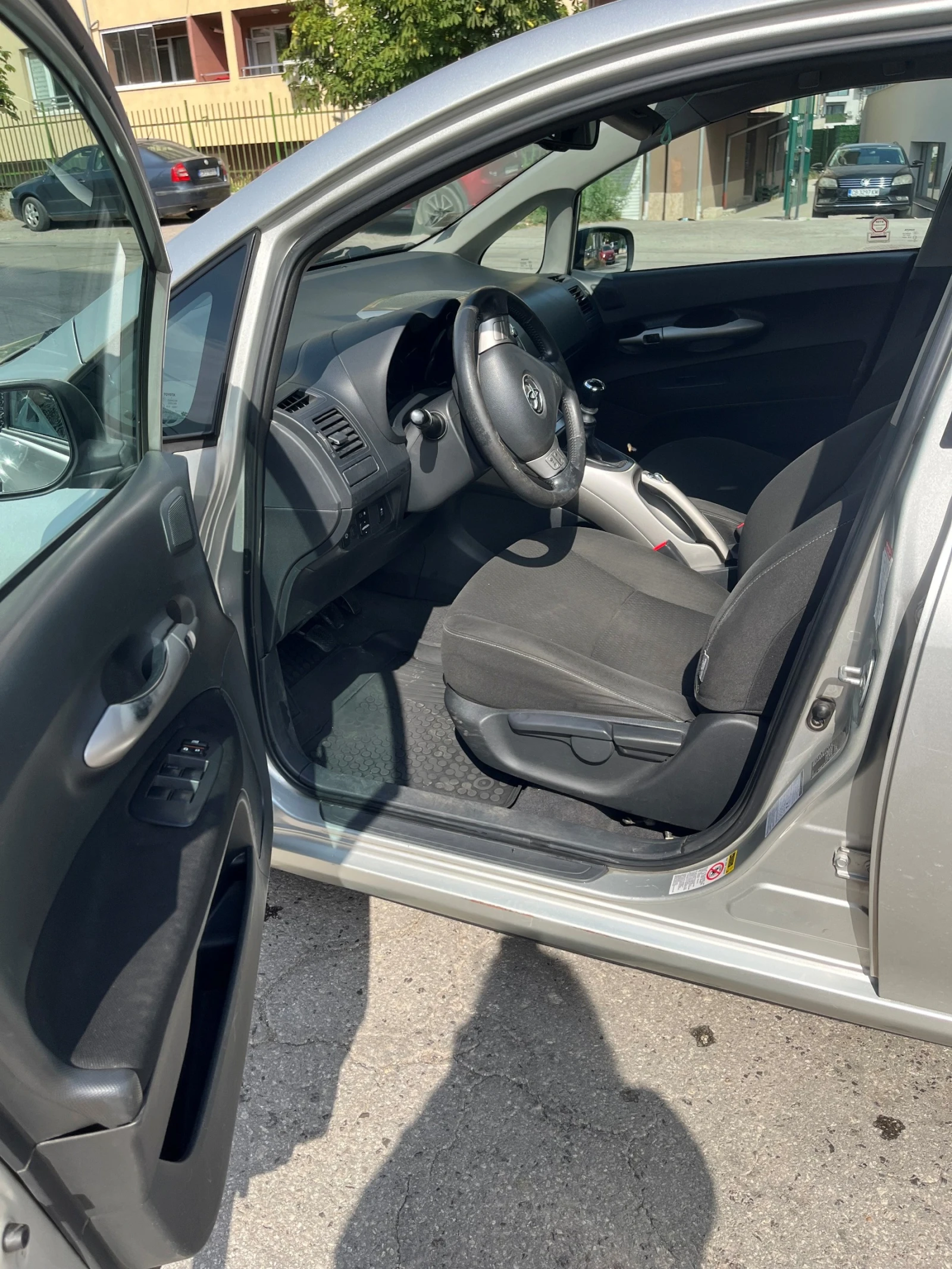 Toyota Auris 2.2 D-CAT, снимка 5 - Автомобили и джипове - 56075890