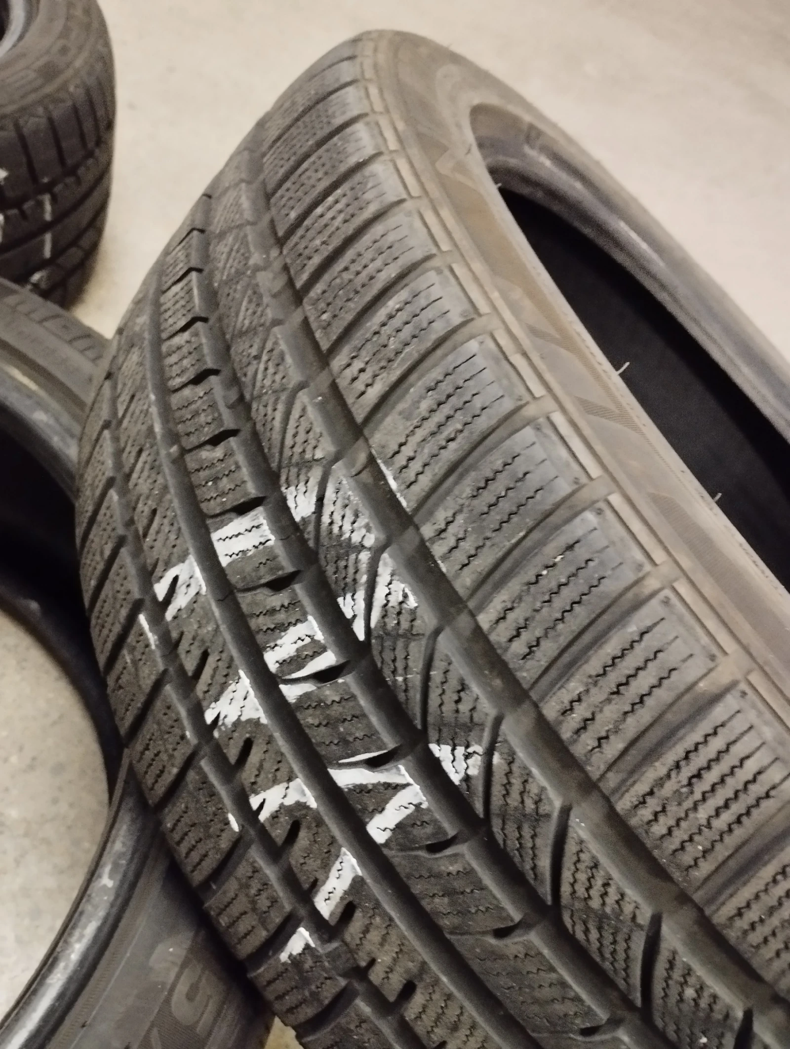 Гуми Зимни 215/45R17, снимка 5 - Гуми и джанти - 54058258