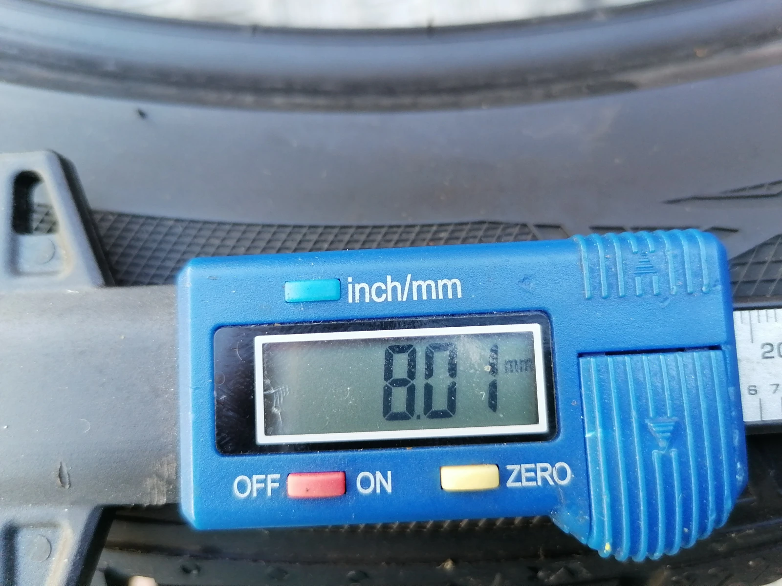 Гуми Зимни 225/50R18, снимка 8 - Гуми и джанти - 55564531