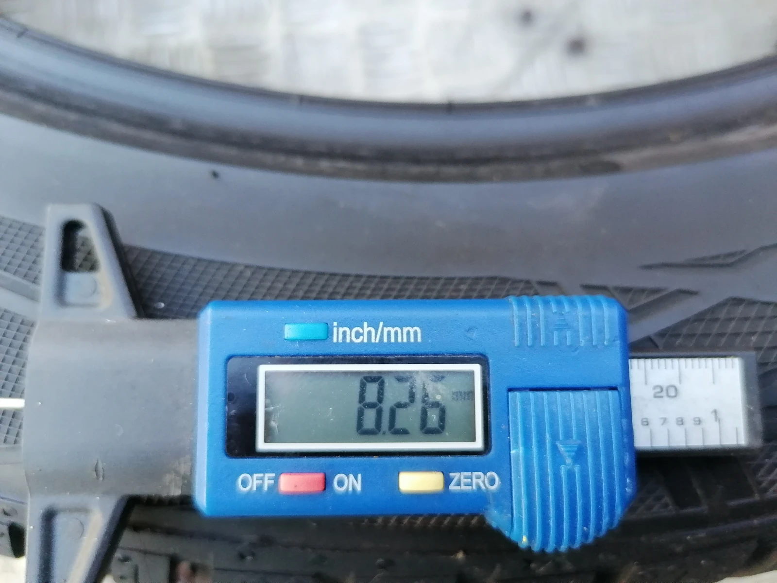 Гуми Зимни 225/50R18, снимка 7 - Гуми и джанти - 55564531