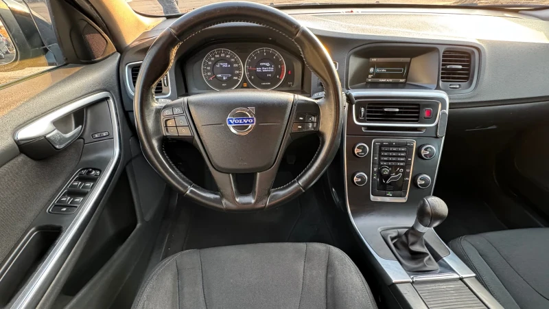 Volvo V60, снимка 16 - Автомобили и джипове - 49275193