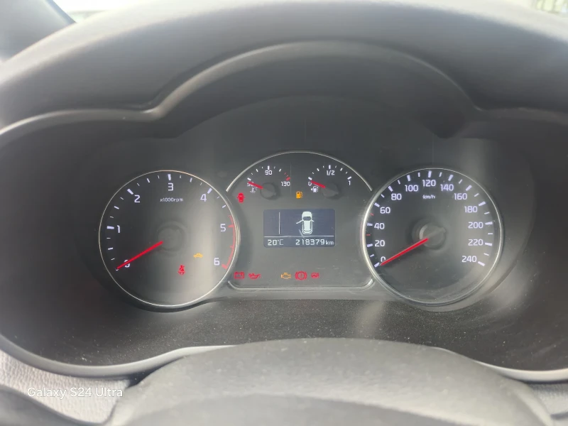 Kia Carens 7 места, всички екстри. , снимка 8 - Автомобили и джипове - 50970542