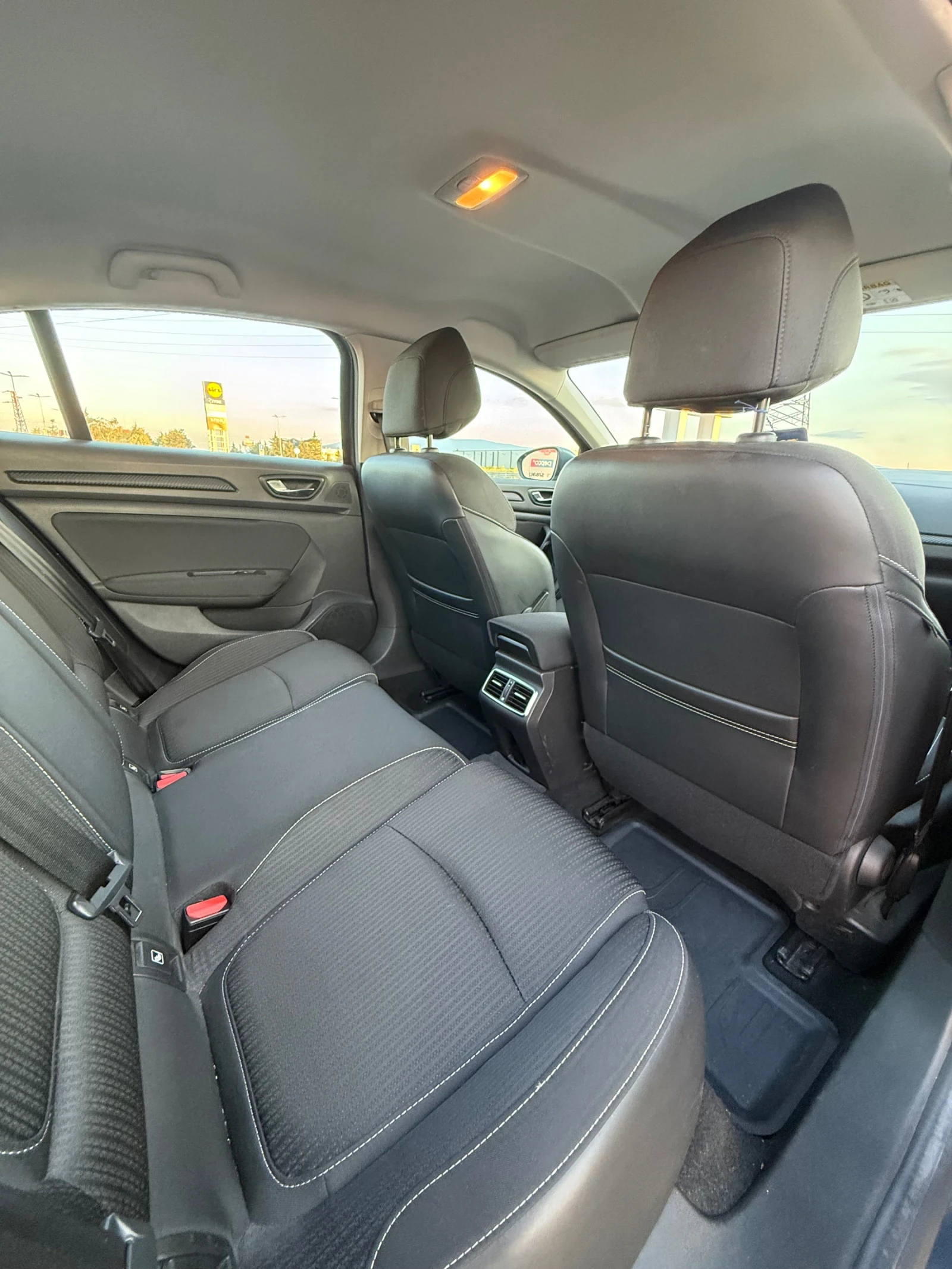 Renault Megane 1.5 DCI, AUTOMATIC, Реални километри , снимка 9 - Автомобили и джипове - 55226430