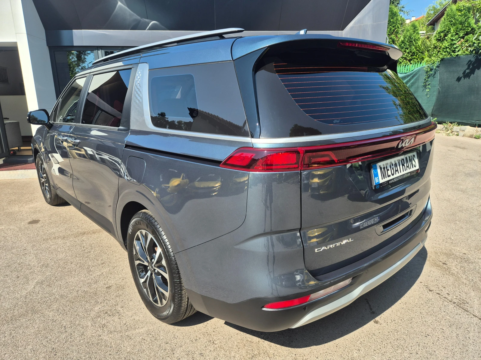 Kia Carnival 2.2 CRDI 8+ 1 ДДС - Наличен в БГ, снимка 4 - Автомобили и джипове - 55815063