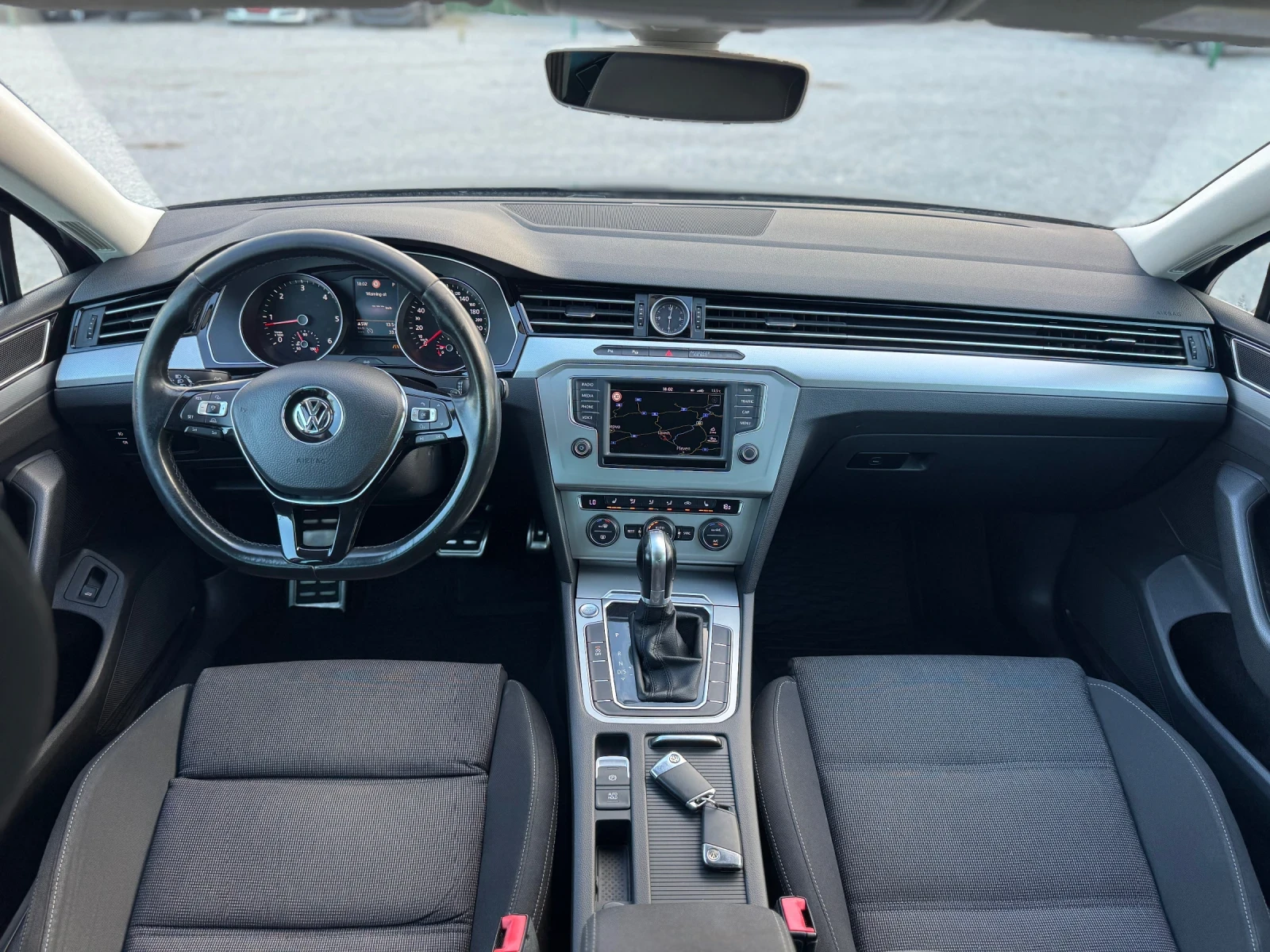 VW Passat Дистроник, Full LED, Автомат, Навигация, снимка 13 - Автомобили и джипове - 56184779