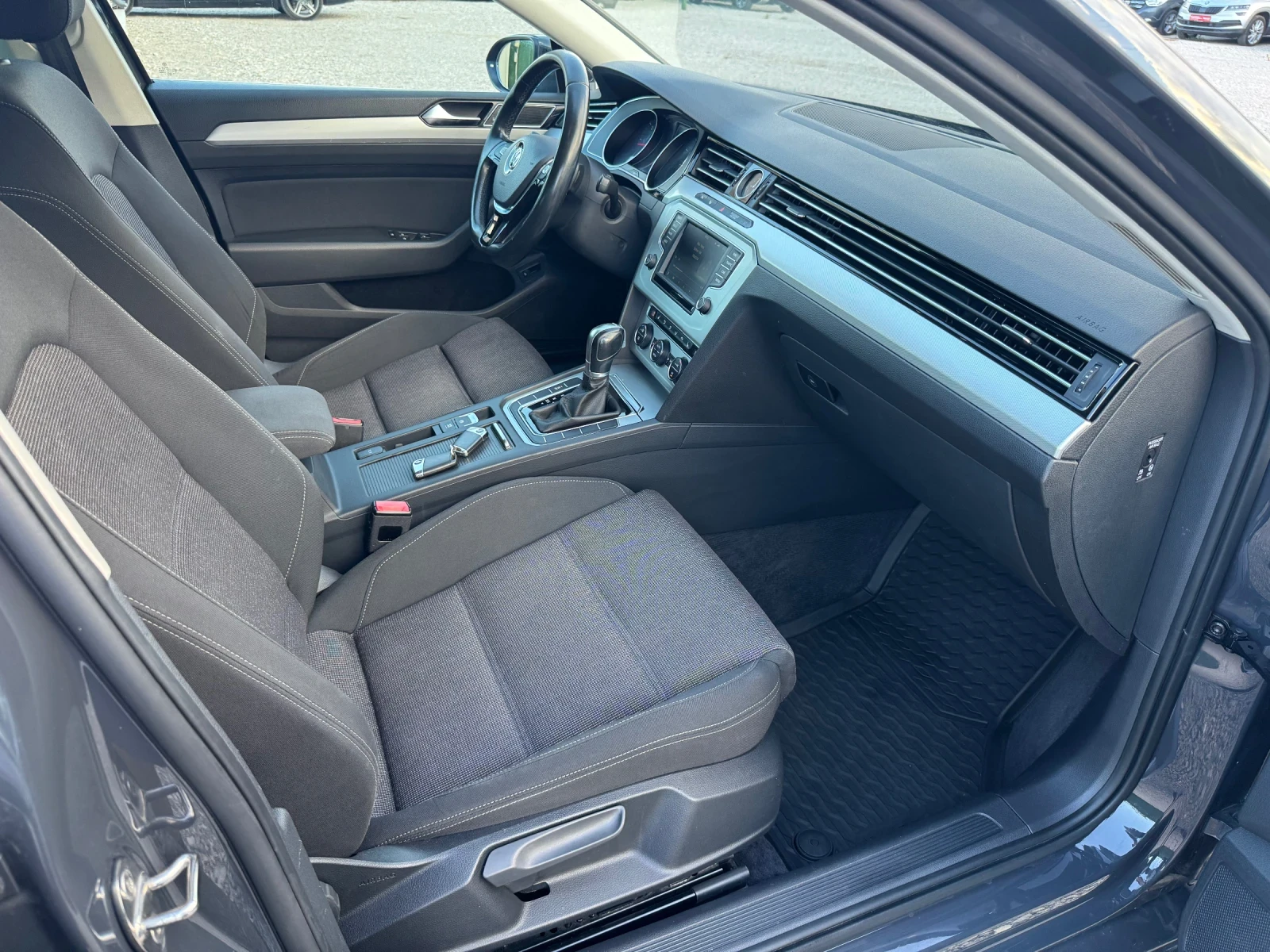 VW Passat Дистроник, Full LED, Автомат, Навигация, снимка 12 - Автомобили и джипове - 56184779