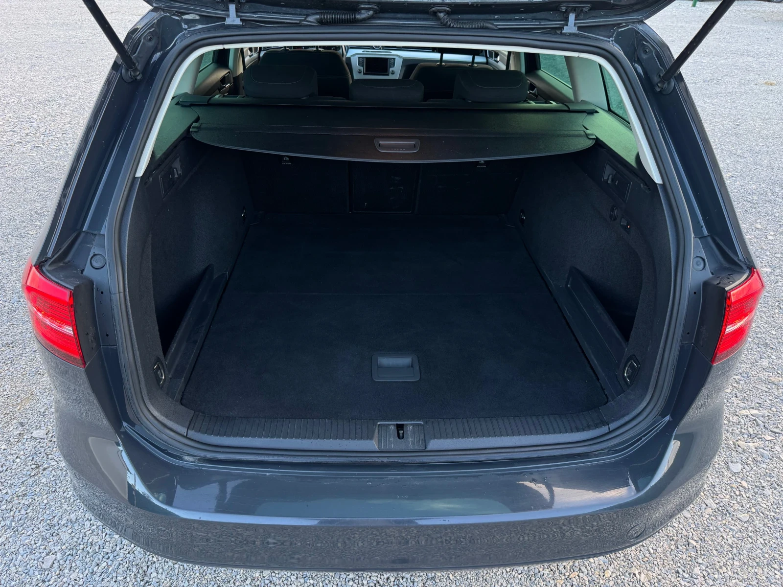 VW Passat Дистроник, Full LED, Автомат, Навигация, снимка 14 - Автомобили и джипове - 56184779
