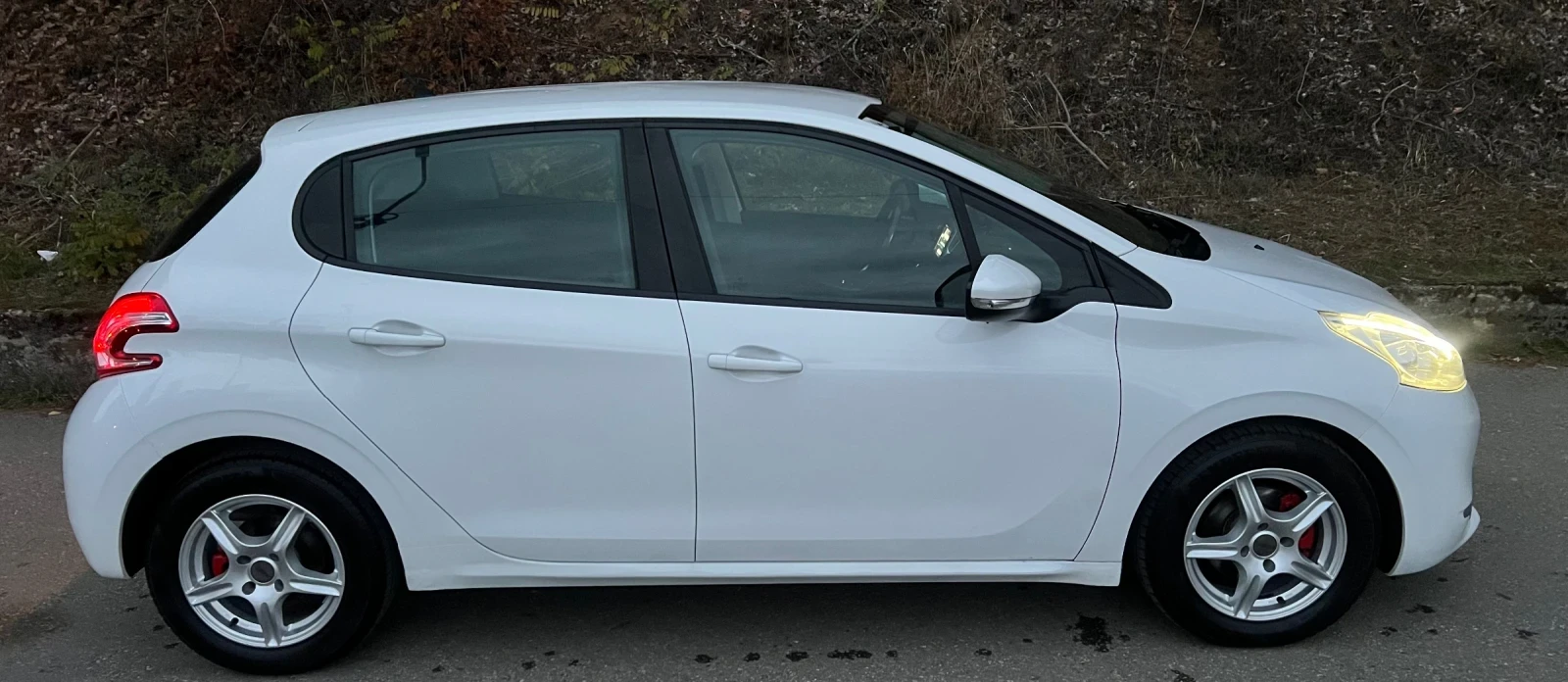 Peugeot 208 VTI 95к.с., снимка 4 - Автомобили и джипове - 56738783