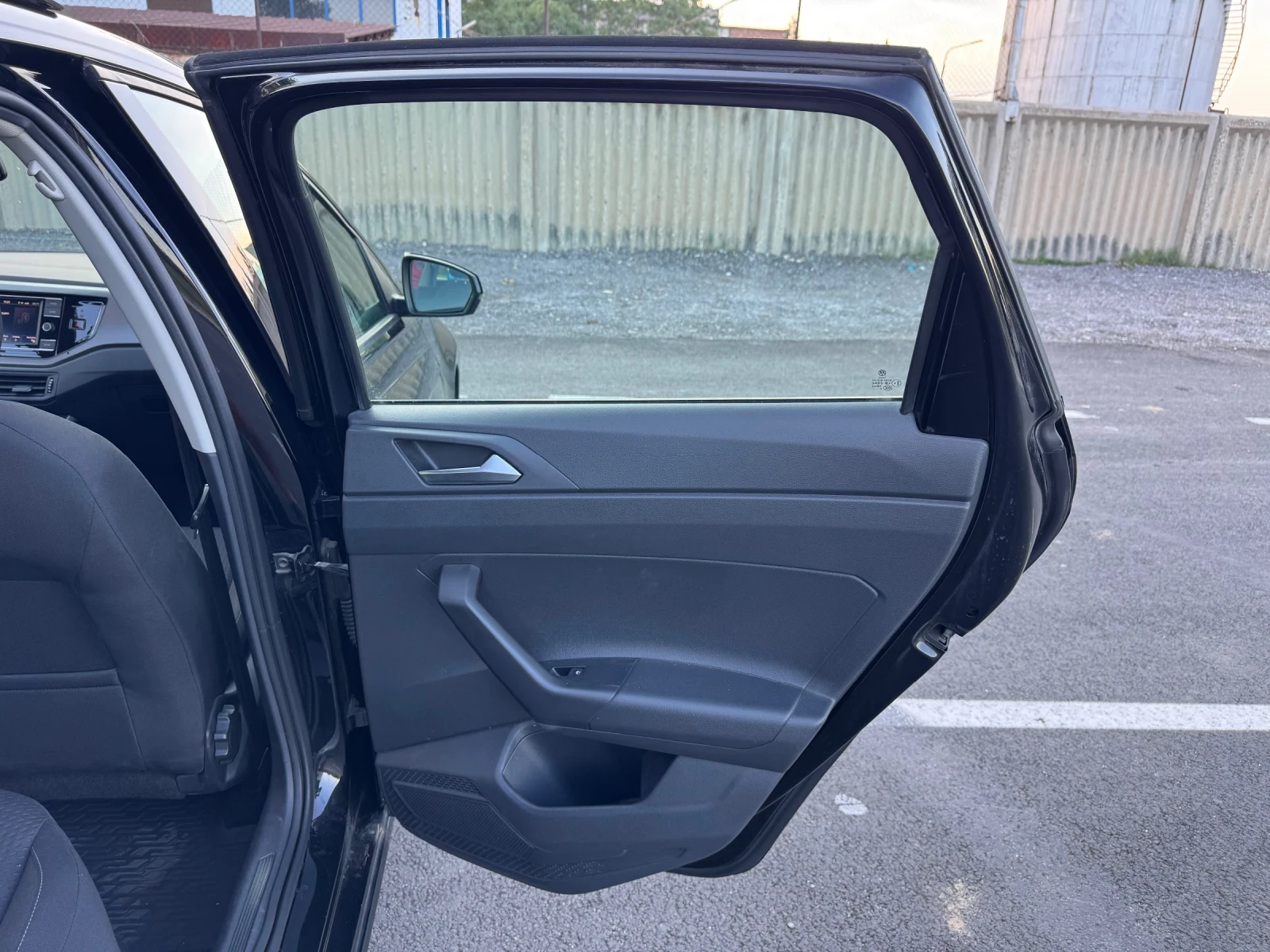 VW Polo 1.6 TDI, снимка 16 - Автомобили и джипове - 54991372